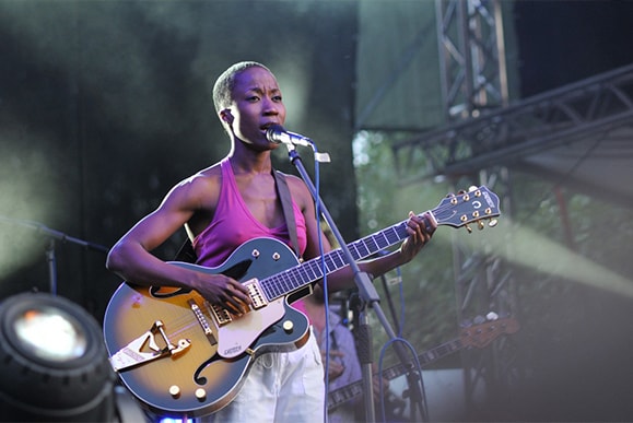 Com uma voz doce e serena, a maliana Rokia Traore caiu nas graças do mundo da música logo ao lançar seu primeiro disco, Mouneïssa, em 1998. (Foto – Wikipédia)  