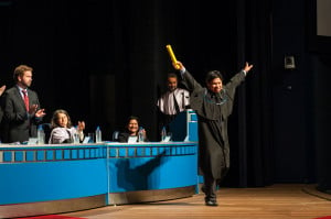 Woie Patté comemorou com entusiasmo o recebimento do diploma. Foto: Henrique Almeida/Agecom/DGCUFSC 