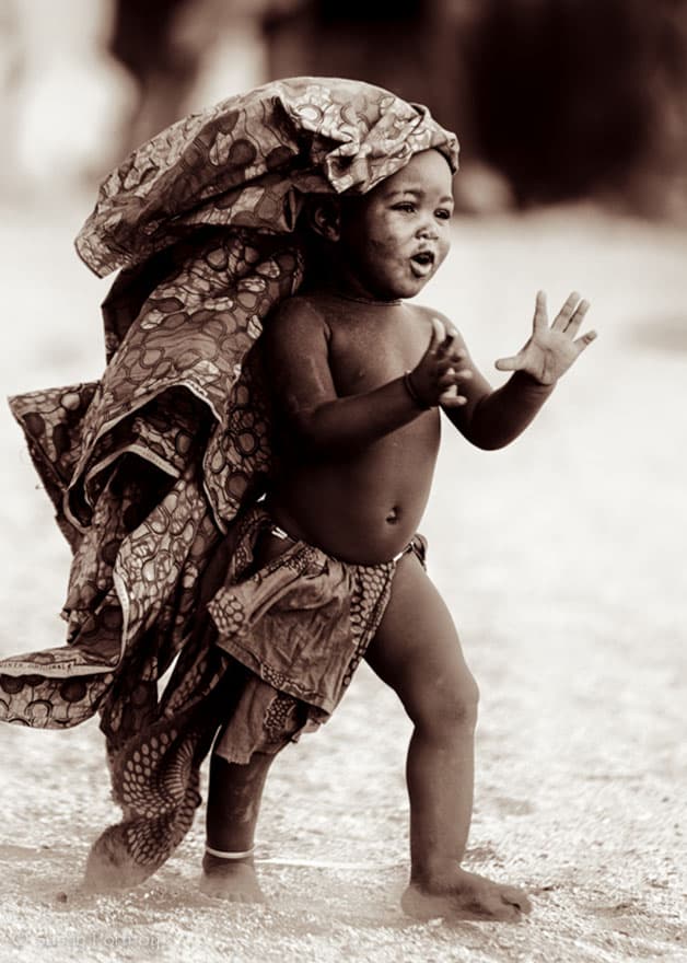 Fotógrafa retrata o cotidiano de tribo semi-nômade em região remota da Namíbia