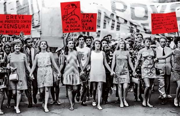INTEGRANTES DO GRUPO "TEATRO EM GREVE CONTRA A CENSURA" PROTESTAM NO RIO DE JANEIRO EM FEVEREIRO DE 1968 (FOTO: GONÇAVES (CPDOCJB))