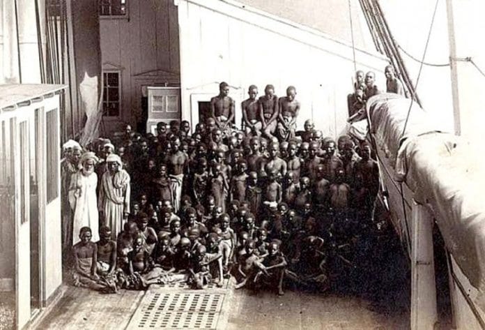 Foto de um navio negreiro em 1882, feita por Marc Ferrez.