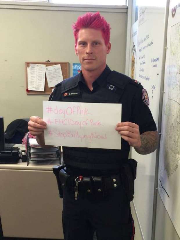 Policial ganha as redes sociais ao pintar cabelo de rosa em defesa dos homossexuais