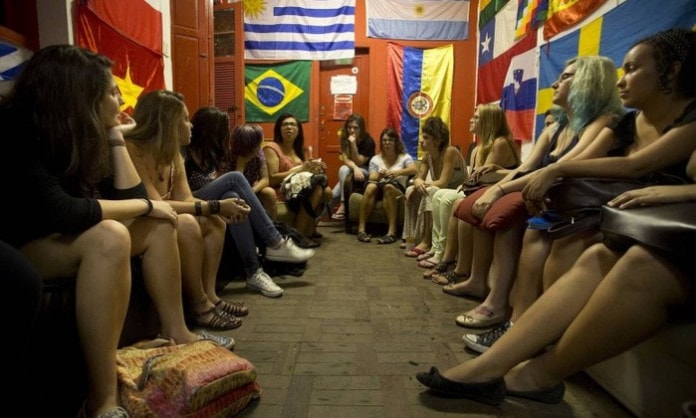 Participantes do Coletivo de Mulheres da PUC: combate aos trotes machistas é uma das bandeiras - Márcia Foletto / Agência O Globo 