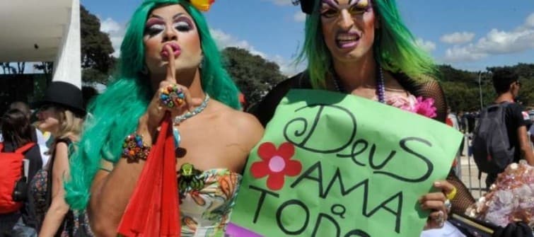 Deputados da bancada evangélica tentam acabar com direito de travestis e transexuais de usarem nome social