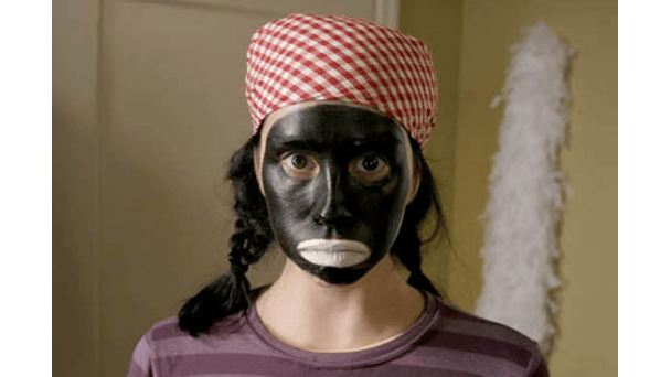Maquiar ator branco com tinta preta é uma forma de racismo? Sim