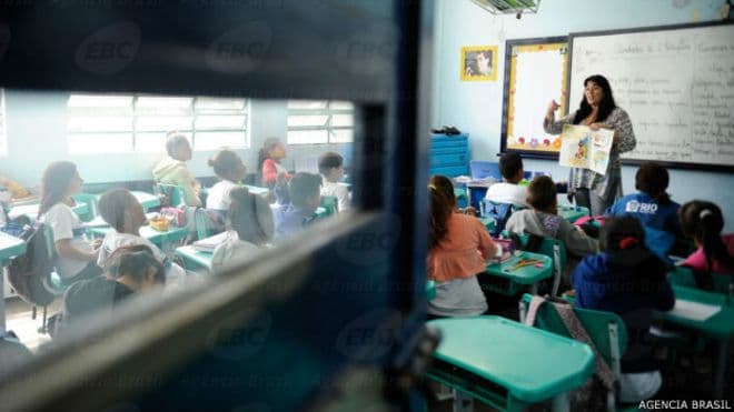 Professores no Brasil estão entre mais mal pagos em ranking internacional