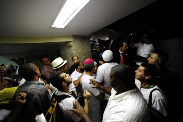 Após a sessão, houve agressões na porta do Teatro Dante Barone, na Assembleia Foto: Ronaldo Bernardi / Agência RBS