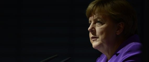 Alemães não podem virar as costas a passado nazista, diz Merkel