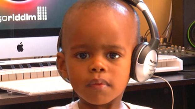 Arch Junior de três anos faz sucesso como DJ na África do Sul