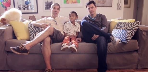 Casal gay que adotou Paulo Henrique, menino rejeitado por ser ‘negro demais’ estrela campanha do Dia das Mães