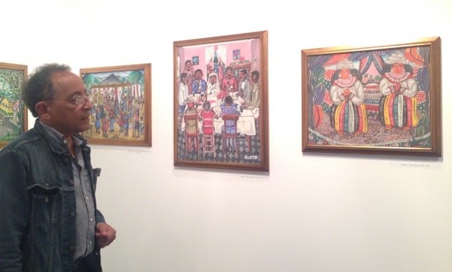 Em rápida passagem por SP, colecionador Jacques Bartoli observa suas obras expostas na Galeria Olido