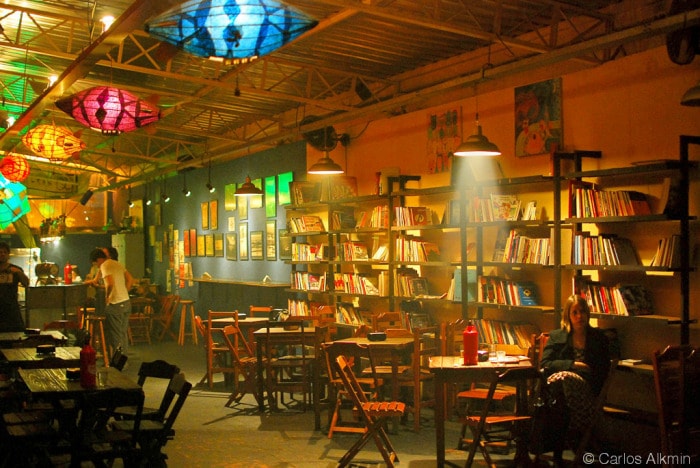 Interior da Livraria da Esquina, espaço alternativo na Barra Funda