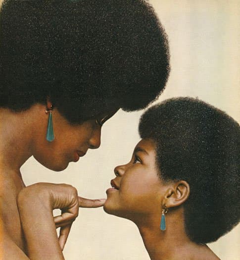 Iyá Mi – o dia em que minha mãe mudou minha vida! Racismo na infância e protagonismo afro-materno