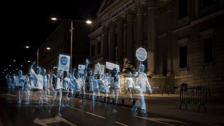 Primeiro protesto com holograma na história é realizado contra “Lei da Mordaça” na Espanha