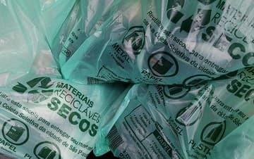 Haddad pede na Justiça distribuição gratuita de sacolinhas por supermercados