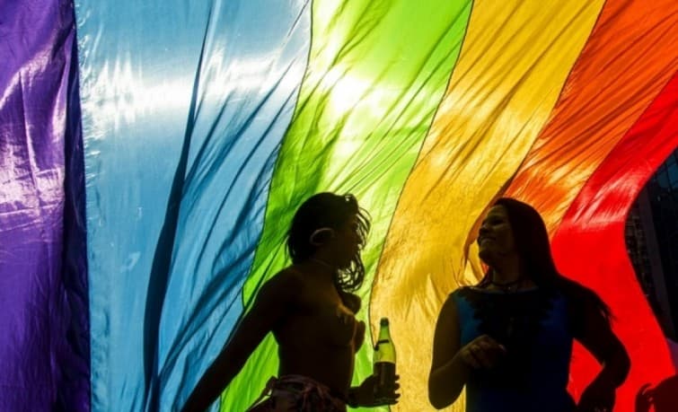 Políticos são alvo de protestos na Parada Gay de SP