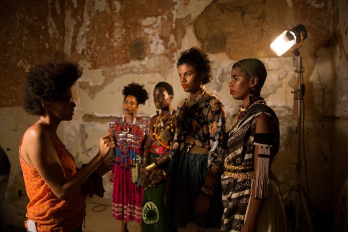 Yasmim em ação com atrizes de KBELA Foto: Aline Dara Onawale