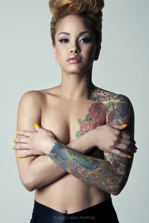 A modelo Claudia e suas lindas tatuagens