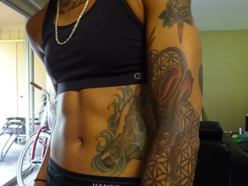 Tatuagens da modelo Tayla