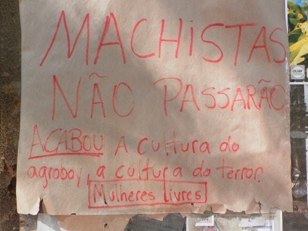 Cartaz de repúdio também foi exposto no Centro de Vivência da Esaql (Foto: Claudia Assencio/G1)