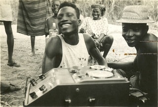 Africanos de Serra Leoa, presumo, ouvem divertidos a gravação de suas vozes por Lorenzo Dow Turner.