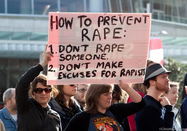 Cartaz: 'Como prevenir estupro: 1. não estupre; 2. não crie descupas para estupradores'