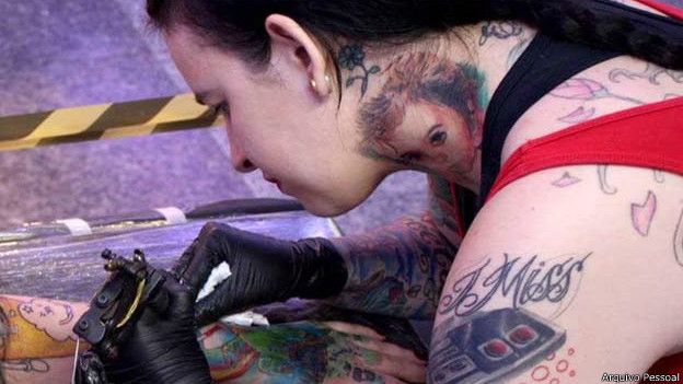 Flavia é tatuadora há cinco anos e quer usar seu trabalho para ajudar mulheres vítimas de violência