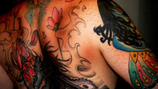 Tatuadora cobre cicatrizes para ajudar mulheres vítimas de violência a resgatar autoestima