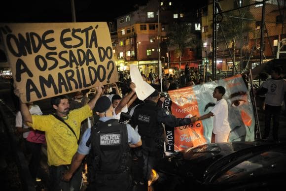 Manifestantes e PMs se enfrentam em protesto por sumiço de Amarildo