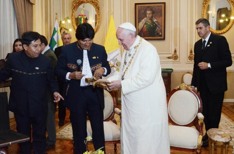 Desnorteada com o discurso do Papa na Bolívia, mídia foca em crucifixo e ignora História; veja o discurso de Francisco