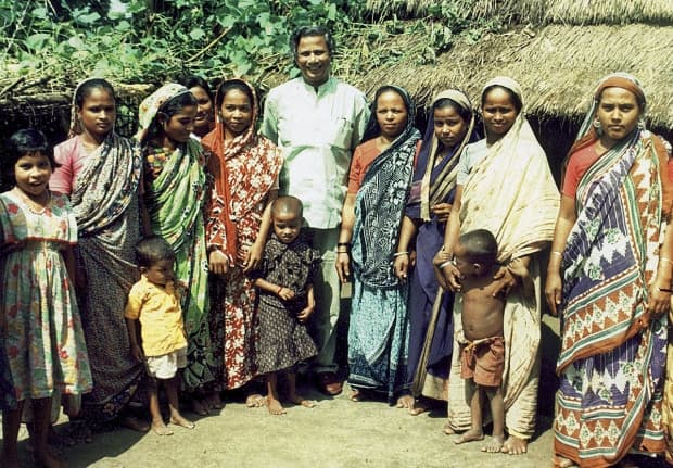 Com mulheres de Bangladesh, nos anos 1980. Foi para artesãs que ele concedeu os primeiros empréstimos, no valor de US$ 27