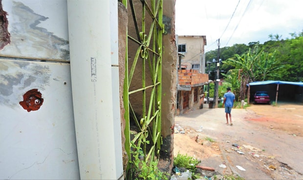 Casas vizinhas ao local onde aconteceu a ação foram atingidas pelos disparos (Foto: Marina Silva/CORREIO)