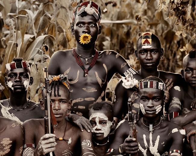 Grupo de rapazes da tribo Banna, da Etiópia