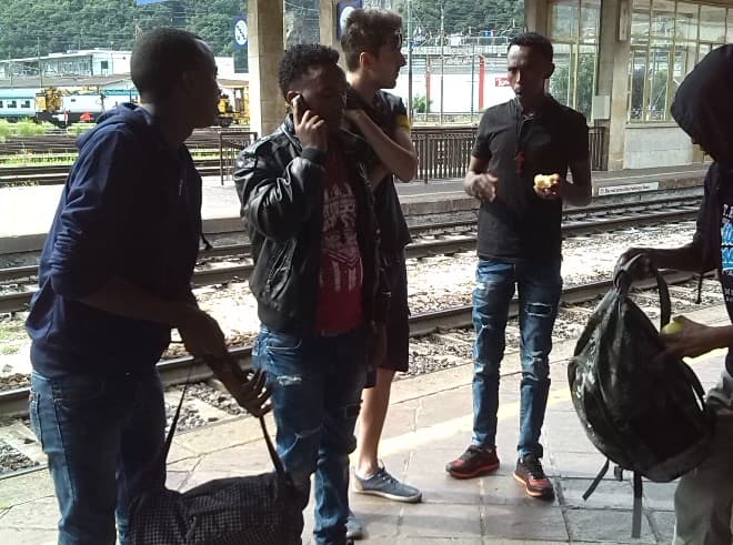 ‘Se for negro, não entra’: Polícia italiana impede refugiados de embarcar em trem para Alemanha