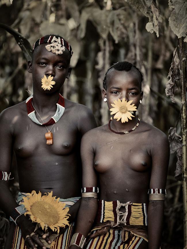 Dois garotos da aldeia Bori, tribo Omo, na Etiópia.