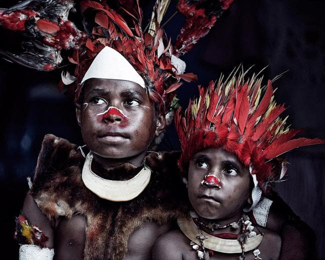Dois meninos da tribo Goroka, de Papua-Nova Guiné