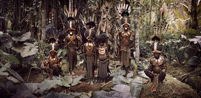 Família da tribo Huli, a dos homens-peruca, da Nova Guiné