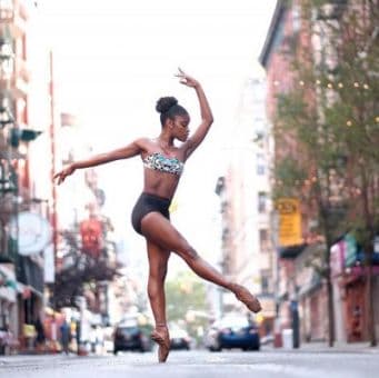 Bailarinos negros dão piruetas em cima do racismo
