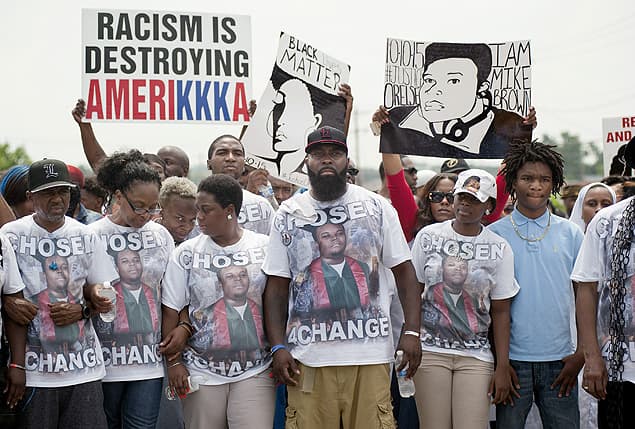Ferguson faz silêncio no aniversário da morte de jovem negro