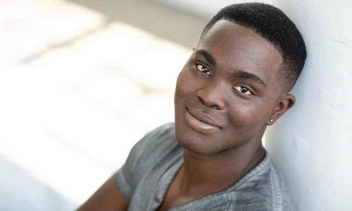 Primeiro ator negro a protagonizar ‘Os miseráveis’ na Broadway morre ao cair de escada
