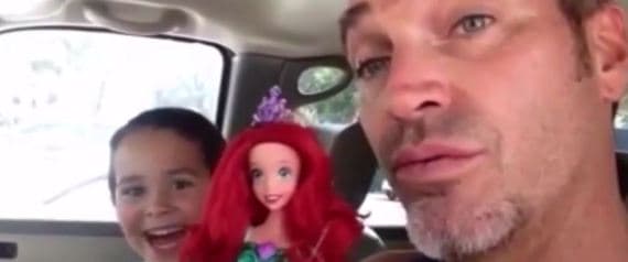 Filho pede boneca de presente e pai tem reação incrível (VÍDEO)