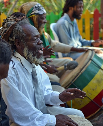Para-os-Rastafari-não-cortar-os-dreads-é-um-tributo-a-Deus-pois-segundo-eles-o-crescimento-natural-dos-cabelos-é-um-preceito-bíblico