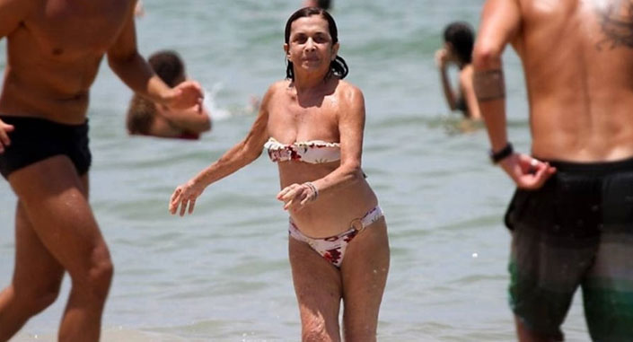 A actriz brasileira Betty Faria, com 72 anos, na praia de bikini