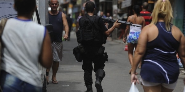 Policial vigia ruas da favela da Maré, No Rio de Janeiro (Foto Tânia Rêgo/Agência Brasil)