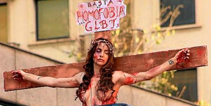 Viviany Beleboni em performance na Parada gay – SP, 2015.