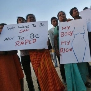 depois-do-estupro-coletivo-em-jyoti-singh-em-2012-muitos-protestos-pipocaram-pelo-pais-1442603884820_300x300