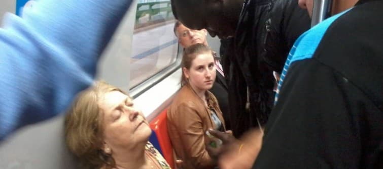 Imigrante senegalês socorre idosa em metrô no RS e caso viraliza na internet