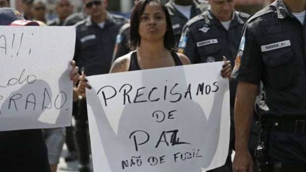Manifestante em protesto no Complexo do Alemão, no Rio de Janeiro: relatora disse que violência no Brasil tem uma clara dimensão racial clara'
