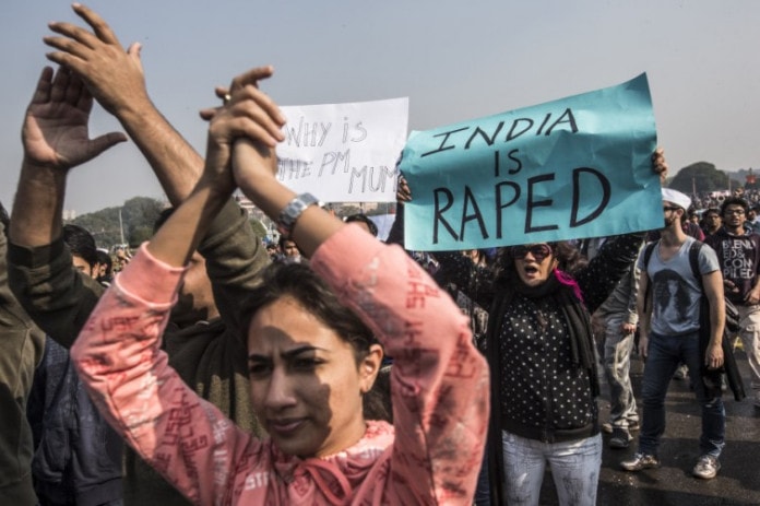 (Ativistas indianos participam de uma vigília dois anos após o estupro coletivo que vitimou a estudante de medicina em Nova Delhi)
