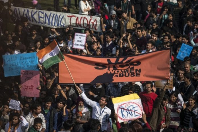 (Manifestantes entoam palavras de ordem durante protesto contra o governo indiano em dezembro de 2012)
